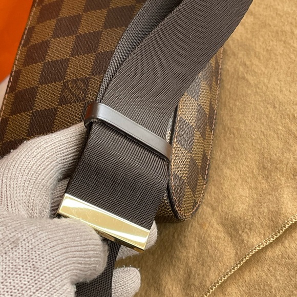 ❌❌SOLD❌❌Louis Vuitton Damier Ebene bodybag/ Bumbag - Picture 10 of 16